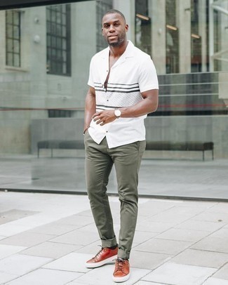 Rotbraune niedrige Sneakers kombinieren – 500+ Herren Outfits: Kombinieren Sie ein weißes und schwarzes bedrucktes Kurzarmhemd mit einer olivgrünen Chinohose, um mühelos alles zu meistern, was auch immer der Tag bringen mag. Komplettieren Sie Ihr Outfit mit rotbraunen niedrigen Sneakers.