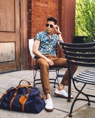 Braune Chinohose kombinieren – 500+ Sommer Herren Outfits: Kombinieren Sie ein blaues bedrucktes Kurzarmhemd mit einer braunen Chinohose für einen bequemen Alltags-Look. Weiße Segeltuch niedrige Sneakers sind eine perfekte Wahl, um dieses Outfit zu vervollständigen. Dieses Outfit eignet sich super für den Sommer.