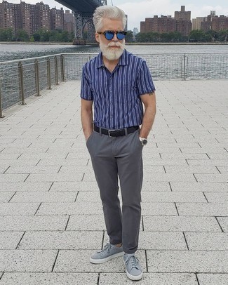 Blaue Sonnenbrille kombinieren – 500+ Herren Outfits: Kombinieren Sie ein dunkelblaues und weißes vertikal gestreiftes Kurzarmhemd mit einer blauen Sonnenbrille für einen entspannten Wochenend-Look. Schalten Sie Ihren Kleidungsbestienmodus an und machen grauen Segeltuch niedrige Sneakers zu Ihrer Schuhwerkwahl.