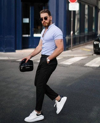 Dunkelgraue Lederuhr kombinieren – 500+ Herren Outfits: Für ein bequemes Couch-Outfit, kombinieren Sie ein hellblaues Kurzarmhemd mit einer dunkelgrauen Lederuhr. Fühlen Sie sich mutig? Entscheiden Sie sich für weißen und schwarzen Leder niedrige Sneakers.
