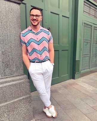 Beige Lederuhr kombinieren – 123 Casual Sommer Herren Outfits: Kombinieren Sie ein rosa Kurzarmhemd mit Chevron-Muster mit einer beige Lederuhr für einen entspannten Wochenend-Look. Fühlen Sie sich mutig? Komplettieren Sie Ihr Outfit mit weißen Segeltuch niedrigen Sneakers. Ein insgesamt sehr schöner Sommer-Look.