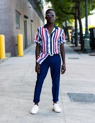 20 Jährige: Dunkelblauen Segeltuchgürtel kombinieren – 14 Herren Outfits: Entscheiden Sie sich für ein weißes und rotes und dunkelblaues vertikal gestreiftes Kurzarmhemd und einen dunkelblauen Segeltuchgürtel für einen entspannten Wochenend-Look. Fühlen Sie sich ideenreich? Ergänzen Sie Ihr Outfit mit weißen Segeltuch niedrigen Sneakers.