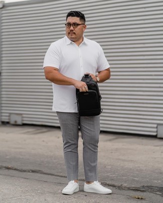 Weiße Segeltuch niedrige Sneakers kombinieren – 500+ Herren Outfits: Entscheiden Sie sich für ein weißes Kurzarmhemd und eine graue Chinohose mit Karomuster für ein sonntägliches Mittagessen mit Freunden. Vervollständigen Sie Ihr Look mit weißen Segeltuch niedrigen Sneakers.