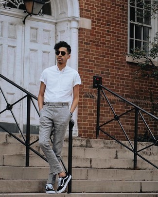 Schwarze und weiße Sonnenbrille kombinieren – 500+ Herren Outfits: Paaren Sie ein weißes Kurzarmhemd mit einer schwarzen und weißen Sonnenbrille für einen entspannten Wochenend-Look. Ergänzen Sie Ihr Outfit mit schwarzen und weißen Segeltuch niedrigen Sneakers, um Ihr Modebewusstsein zu zeigen.