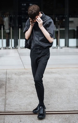Graues Kurzarmhemd kombinieren – 356 Herren Outfits: Paaren Sie ein graues Kurzarmhemd mit einer schwarzen Chinohose für ein großartiges Wochenend-Outfit. Fühlen Sie sich mutig? Wählen Sie schwarzen Leder Oxford Schuhe.