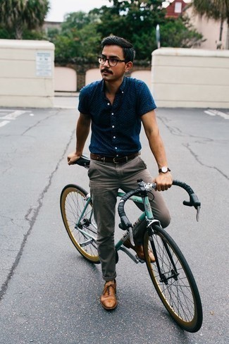 30 Jährige: Blaues gepunktetes Kurzarmhemd kombinieren – 5 Smart-Casual Herren Outfits: Kombinieren Sie ein blaues gepunktetes Kurzarmhemd mit einer grauen Chinohose für ein Alltagsoutfit, das Charakter und Persönlichkeit ausstrahlt. Fühlen Sie sich mutig? Entscheiden Sie sich für rotbraunen Leder Oxford Schuhe.