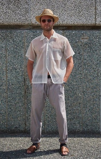 Hellbeige Strohhut kombinieren – 361 Herren Outfits: Ein weißes Kurzarmhemd aus Netzstoff und ein hellbeige Strohhut sind eine perfekte Wochenend-Kombination. Fühlen Sie sich ideenreich? Entscheiden Sie sich für braunen Ledersandalen.