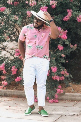 Weißes und rosa bedrucktes Kurzarmhemd kombinieren – 32 Herren Outfits: Erwägen Sie das Tragen von einem weißen und rosa bedruckten Kurzarmhemd und einer weißen Chinohose, um mühelos alles zu meistern, was auch immer der Tag bringen mag. Entscheiden Sie sich für grünen Leder Slipper, um Ihr Modebewusstsein zu zeigen.