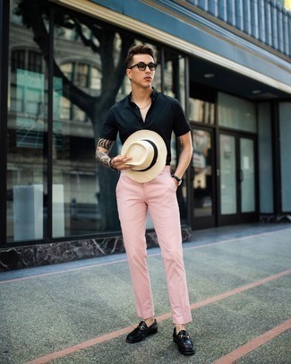 Rosa Chinohose kombinieren – 61 Smart-Casual Herren Outfits: Kombinieren Sie ein schwarzes Kurzarmhemd mit einer rosa Chinohose, um einen lockeren, aber dennoch stylischen Look zu erhalten. Schwarze Leder Slipper sind eine einfache Möglichkeit, Ihren Look aufzuwerten.