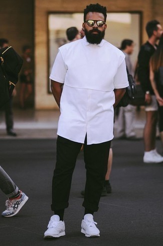 Schwarze Socken kombinieren – 500+ Casual Sommer Herren Outfits: Für ein bequemes Couch-Outfit, kombinieren Sie ein weißes Kurzarmhemd mit schwarzen Socken. Vervollständigen Sie Ihr Look mit weißen Sportschuhen. Dieser Look ist super für den Sommer geeignet.