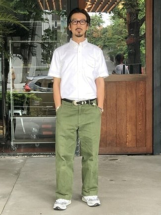 Grüne Chinohose kombinieren – 186 Herren Outfits: Tragen Sie ein weißes Kurzarmhemd und eine grüne Chinohose für ein Alltagsoutfit, das Charakter und Persönlichkeit ausstrahlt. Fühlen Sie sich mutig? Ergänzen Sie Ihr Outfit mit weißen Sportschuhen.