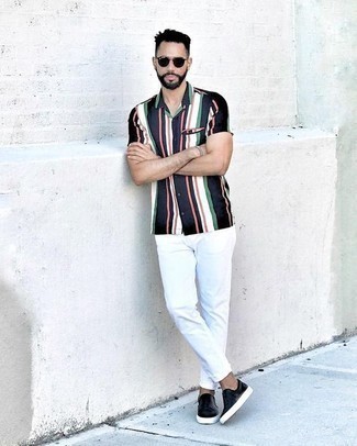 Dunkelblaues Kurzarmhemd kombinieren – 500+ Herren Outfits: Kombinieren Sie ein dunkelblaues Kurzarmhemd mit weißen Jeans, um mühelos alles zu meistern, was auch immer der Tag bringen mag. Ergänzen Sie Ihr Look mit schwarzen Slip-On Sneakers aus Leder.