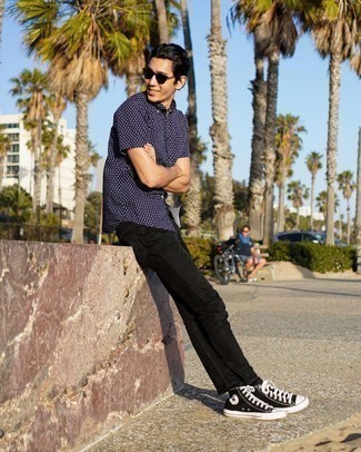 dunkelblaues und weißes gepunktetes Kurzarmhemd, schwarze Jeans, schwarze und weiße hohe Sneakers aus Segeltuch, schwarze Sonnenbrille für Herren