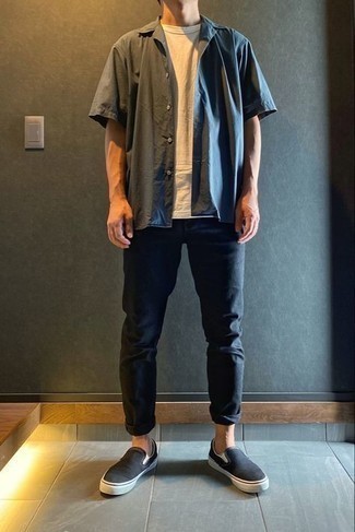 Graues Kurzarmhemd kombinieren – 356 Herren Outfits: Tragen Sie ein graues Kurzarmhemd und schwarzen Jeans, um einen lockeren, aber dennoch stylischen Look zu erhalten. Vervollständigen Sie Ihr Look mit schwarzen Slip-On Sneakers aus Segeltuch.