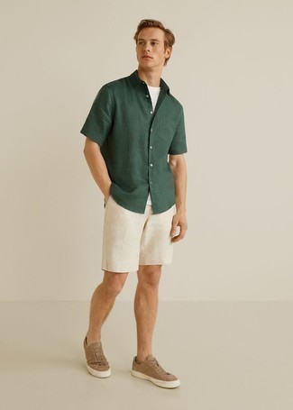 Dunkelgrünes Kurzarmhemd kombinieren – 233 Herren Outfits: Paaren Sie ein dunkelgrünes Kurzarmhemd mit weißen Shorts für einen bequemen Alltags-Look. Beige Wildleder niedrige Sneakers sind eine gute Wahl, um dieses Outfit zu vervollständigen.