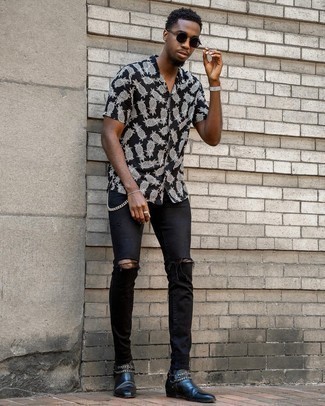Schwarzes Kurzarmhemd kombinieren – 544+ Herren Outfits: Tragen Sie ein schwarzes Kurzarmhemd und schwarzen enge Jeans mit Destroyed-Effekten für einen entspannten Wochenend-Look. Schwarze verzierte Chelsea Boots aus Leder bringen klassische Ästhetik zum Ensemble.