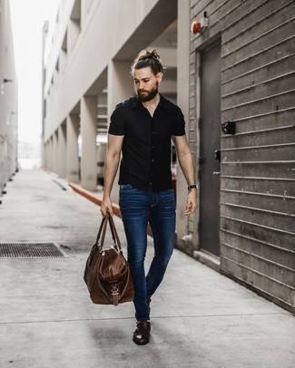 Welche enge Jeans mit brauner Doppelmonks zu tragen – 7 Smart-Casual Sommer Herren Outfits: Ein schwarzes Kurzarmhemd und enge Jeans sind eine perfekte Outfit-Formel für Ihre Sammlung. Setzen Sie bei den Schuhen auf die klassische Variante mit braunen Doppelmonks. Schon haben wir ein stylisches Outfit im Sommer.
