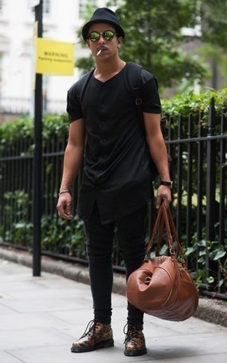 Dunkelbraune Leder Reisetasche kombinieren – 265 Herren Outfits: Ein schwarzes Kurzarmhemd und eine dunkelbraune Leder Reisetasche sind eine perfekte Wochenend-Kombination. Eine olivgrüne bedruckte Lederfreizeitstiefel bringen Eleganz zu einem ansonsten schlichten Look.