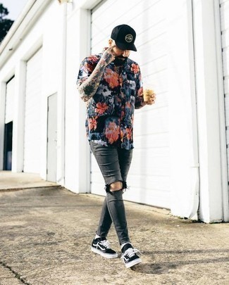 Schwarze Segeltuch niedrige Sneakers kombinieren – 185 Lässige Herren Outfits: Entscheiden Sie sich für ein dunkelblaues Kurzarmhemd mit Blumenmuster und dunkelgrauen enge Jeans mit Destroyed-Effekten für einen entspannten Wochenend-Look. Fühlen Sie sich ideenreich? Wählen Sie schwarzen Segeltuch niedrige Sneakers.