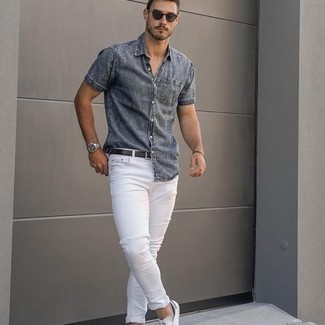 Olivgrüne Sonnenbrille kombinieren – 310 Casual Sommer Herren Outfits: Ein graues Jeans Kurzarmhemd und eine olivgrüne Sonnenbrille sind eine gute Outfit-Formel für Ihre Sammlung. Fühlen Sie sich ideenreich? Ergänzen Sie Ihr Outfit mit weißen und dunkelblauen Segeltuch niedrigen Sneakers. Dieses Outfit ist perfekt für den Sommer geeignet.