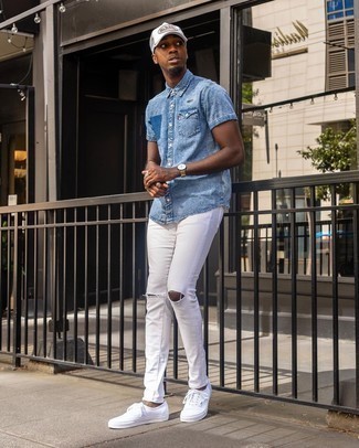 Hellblaues Kurzarmhemd kombinieren – 500+ Herren Outfits: Entscheiden Sie sich für ein hellblaues Kurzarmhemd und weißen enge Jeans mit Destroyed-Effekten für einen entspannten Wochenend-Look. Wählen Sie weißen Segeltuch niedrige Sneakers, um Ihr Modebewusstsein zu zeigen.