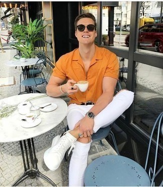 Orange Kurzarmhemd kombinieren – 203 Herren Outfits: Für ein bequemes Couch-Outfit, tragen Sie ein orange Kurzarmhemd und weißen enge Jeans mit Destroyed-Effekten. Weiße und schwarze Leder niedrige Sneakers sind eine einfache Möglichkeit, Ihren Look aufzuwerten.