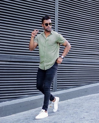 30 Jährige: Enge Jeans kombinieren – 500+ Sommer Herren Outfits: Für ein bequemes Couch-Outfit, tragen Sie ein olivgrünes Kurzarmhemd und enge Jeans. Weiße Leder niedrige Sneakers sind eine kluge Wahl, um dieses Outfit zu vervollständigen. Der Look ist einfach mega und passt super zum Sommer.