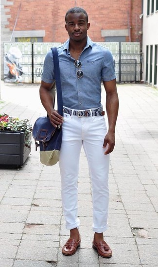 Weißen Segeltuchgürtel kombinieren – 94 Herren Outfits: Kombinieren Sie ein hellblaues Chambray Kurzarmhemd mit einem weißen Segeltuchgürtel für einen entspannten Wochenend-Look. Putzen Sie Ihr Outfit mit braunen Leder Slippern mit Quasten.