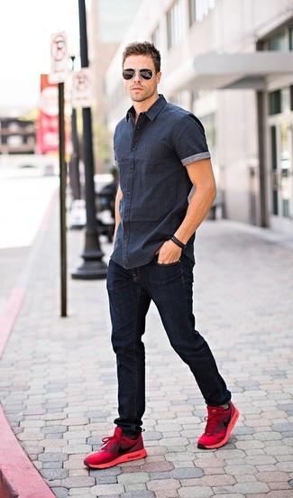 Welche Sportschuhe mit schwarzer enger Jeans zu tragen – 161 Herren Outfits: Kombinieren Sie ein dunkelgraues Kurzarmhemd mit schwarzen engen Jeans für einen entspannten Wochenend-Look. Sportschuhe verleihen einem klassischen Look eine neue Dimension.