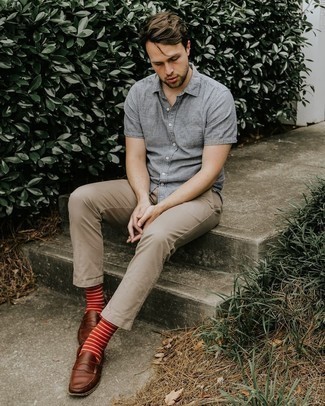 Rotbraune Leder Slipper kombinieren – 500+ Herren Outfits: Entscheiden Sie sich für ein graues vertikal gestreiftes Kurzarmhemd und eine beige Chinohose für ein Alltagsoutfit, das Charakter und Persönlichkeit ausstrahlt. Fühlen Sie sich ideenreich? Wählen Sie rotbraunen Leder Slipper.