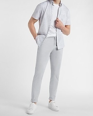 Graues Kurzarmhemd kombinieren – 356 Herren Outfits: Entscheiden Sie sich für ein graues Kurzarmhemd und eine graue Chinohose, um einen lockeren, aber dennoch stylischen Look zu erhalten. Komplettieren Sie Ihr Outfit mit weißen Segeltuch niedrigen Sneakers.