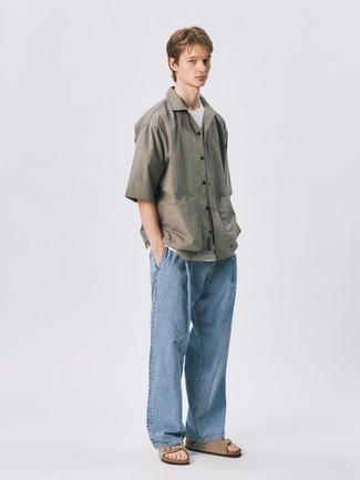 Lässige Outfits Herren 2024: Tragen Sie ein graues Kurzarmhemd und hellblauen Jeans für einen bequemen Alltags-Look. Fühlen Sie sich mutig? Vervollständigen Sie Ihr Outfit mit beige Wildledersandalen.