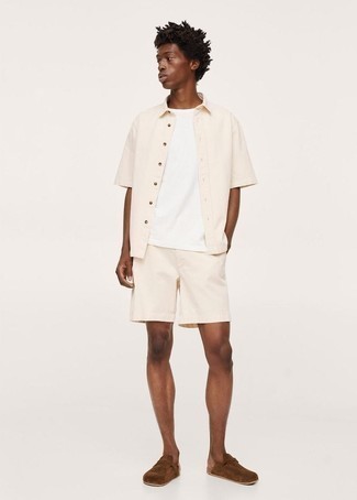 Hellbeige Shorts kombinieren – 500+ Herren Outfits: Entscheiden Sie sich für ein hellbeige Kurzarmhemd und hellbeige Shorts, um einen lockeren, aber dennoch stylischen Look zu erhalten. Fühlen Sie sich ideenreich? Entscheiden Sie sich für braunen Wildleder Slipper.