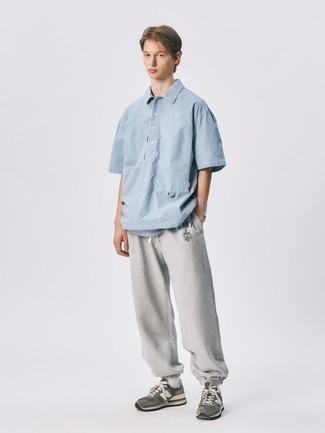 Teenager: Outfits Herren 2024: Kombinieren Sie ein hellblaues Kurzarmhemd mit einer grauen Jogginghose für einen entspannten Wochenend-Look. Fühlen Sie sich mutig? Entscheiden Sie sich für braunen Sportschuhe.