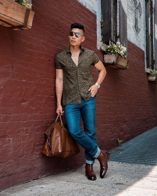 Braunes Kurzarmhemd kombinieren – 184 Herren Outfits: Vereinigen Sie ein braunes Kurzarmhemd mit blauen Jeans für ein Alltagsoutfit, das Charakter und Persönlichkeit ausstrahlt. Fügen Sie dunkelbraunen Chelsea Boots aus Leder für ein unmittelbares Style-Upgrade zu Ihrem Look hinzu.