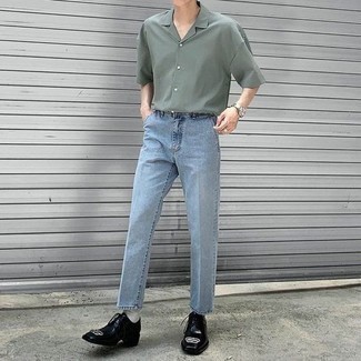 Wie Derby Schuhe mit Jeans zu kombinieren – 500+ Smart-Casual Herren Outfits: Kombinieren Sie ein mintgrünes Kurzarmhemd mit Jeans, um mühelos alles zu meistern, was auch immer der Tag bringen mag. Komplettieren Sie Ihr Outfit mit Derby Schuhen, um Ihr Modebewusstsein zu zeigen.