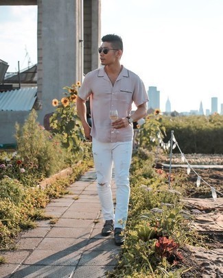Weiße Jeans mit Destroyed-Effekten kombinieren – 171 Herren Outfits: Für ein bequemes Couch-Outfit, kombinieren Sie ein rosa Kurzarmhemd mit weißen Jeans mit Destroyed-Effekten. Entscheiden Sie sich für dunkelgrauen Doppelmonks aus Leder, um Ihr Modebewusstsein zu zeigen.