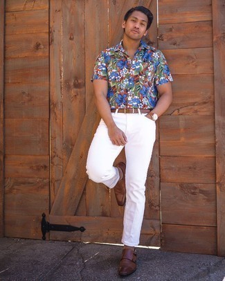 20 Jährige: Weiße Jeans kombinieren – 381 Herren Outfits: Kombinieren Sie ein mehrfarbiges Kurzarmhemd mit Blumenmuster mit weißen Jeans für ein sonntägliches Mittagessen mit Freunden. Braune Doppelmonks aus Leder sind eine einfache Möglichkeit, Ihren Look aufzuwerten.