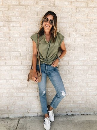 Dunkelblaue Jeans mit Destroyed-Effekten kombinieren – 500+ Damen Outfits: Probieren Sie diese Kombi aus einem olivgrünen Kurzarmhemd und dunkelblauen Jeans mit Destroyed-Effekten und Sie werden wie ein richtiges Babe aussehen. Wenn Sie nicht durch und durch formal auftreten möchten, entscheiden Sie sich für weißen Leder niedrige Sneakers.