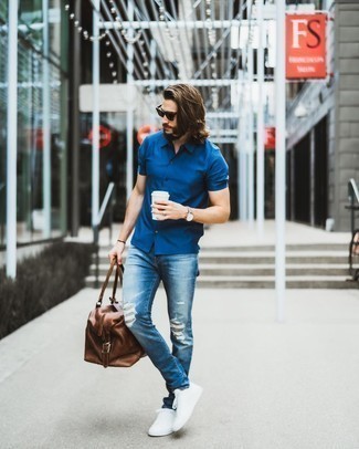 Blaues Kurzarmhemd kombinieren – 98 Lässige Herren Outfits: Ein blaues Kurzarmhemd und blaue Jeans mit Destroyed-Effekten sind eine kluge Outfit-Formel für Ihre Sammlung. Setzen Sie bei den Schuhen auf die klassische Variante mit weißen Segeltuch niedrigen Sneakers.