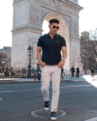 Welche Kurzarmhemden mit dunkelblauer und weißer niedriger Sneakers zu tragen – 78 Herren Outfits: Kombinieren Sie ein Kurzarmhemd mit hellbeige Jeans für einen bequemen Alltags-Look. Dunkelblaue und weiße niedrige Sneakers sind eine gute Wahl, um dieses Outfit zu vervollständigen.