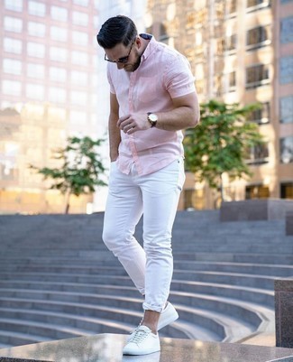 Wie rosa Kurzarmhemd mit weißer Jeans zu kombinieren – 8 Herren Outfits: Tragen Sie ein rosa Kurzarmhemd und weißen Jeans für ein Alltagsoutfit, das Charakter und Persönlichkeit ausstrahlt. Vervollständigen Sie Ihr Look mit weißen Leder niedrigen Sneakers.