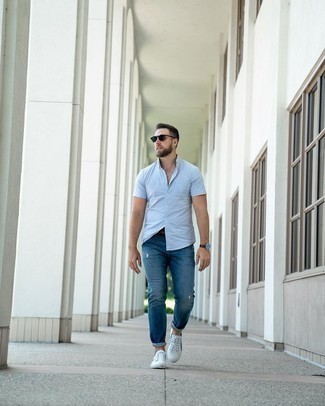 Braunen Ledergürtel kombinieren – 104 Lässige Herren Outfits: Kombinieren Sie ein hellblaues Kurzarmhemd mit einem braunen Ledergürtel für einen entspannten Wochenend-Look. Machen Sie Ihr Outfit mit weißen und dunkelblauen Segeltuch niedrigen Sneakers eleganter.