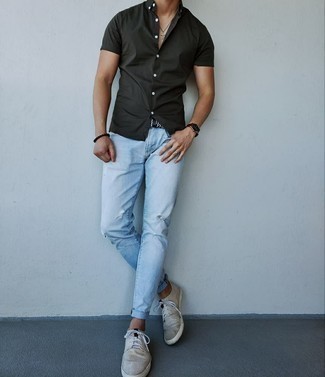 Jeans mit Destroyed-Effekten kombinieren – 500+ Sommer Herren Outfits: Ein dunkelgrünes Kurzarmhemd und Jeans mit Destroyed-Effekten sind eine großartige Outfit-Formel für Ihre Sammlung. Entscheiden Sie sich für grauen Segeltuch niedrige Sneakers, um Ihr Modebewusstsein zu zeigen. Ein trendiges Sommer-Outfit.