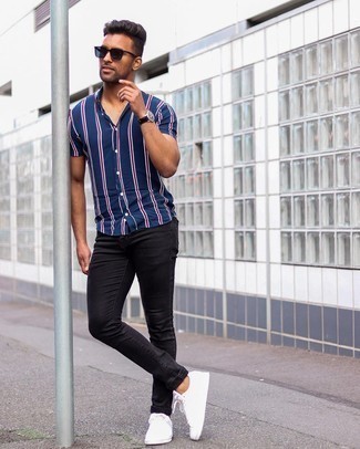 Schwarze Uhr kombinieren – 500+ Casual Herren Outfits: Kombinieren Sie ein dunkelblaues vertikal gestreiftes Kurzarmhemd mit einer schwarzen Uhr für einen entspannten Wochenend-Look. Vervollständigen Sie Ihr Outfit mit weißen Segeltuch niedrigen Sneakers, um Ihr Modebewusstsein zu zeigen.
