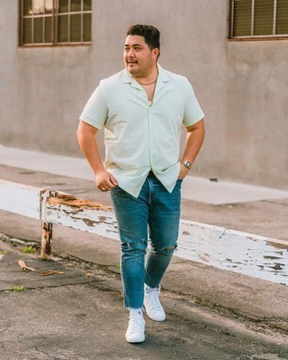 Weiße Segeltuch niedrige Sneakers kombinieren – 500+ Herren Outfits: Kombinieren Sie ein mintgrünes Leinen Kurzarmhemd mit blauen Jeans mit Destroyed-Effekten für einen entspannten Wochenend-Look. Fühlen Sie sich ideenreich? Komplettieren Sie Ihr Outfit mit weißen Segeltuch niedrigen Sneakers.