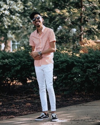 Orange Kurzarmhemd kombinieren – 203 Herren Outfits: Kombinieren Sie ein orange Kurzarmhemd mit weißen Jeans für ein bequemes Outfit, das außerdem gut zusammen passt. Vervollständigen Sie Ihr Look mit schwarzen und weißen Segeltuch niedrigen Sneakers.