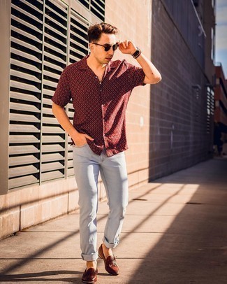 30 Jährige: Braune Slipper kombinieren – 500+ Herren Outfits: Kombinieren Sie ein dunkelrotes bedrucktes Kurzarmhemd mit hellblauen Jeans, um einen lockeren, aber dennoch stylischen Look zu erhalten. Putzen Sie Ihr Outfit mit braunen Slippern.