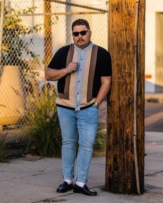 30 Jährige: Slipper kombinieren – 500+ Sommer Herren Outfits: Kombinieren Sie ein mehrfarbiges Kurzarmhemd mit hellblauen Jeans für ein sonntägliches Mittagessen mit Freunden. Fühlen Sie sich mutig? Ergänzen Sie Ihr Outfit mit Slippern. Dieses Outfit  ist für den Sommer einfach genial.