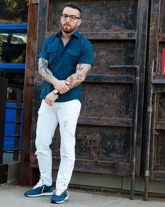 Dunkelblaues Kurzarmhemd kombinieren – 98 Lässige Herren Outfits: Kombinieren Sie ein dunkelblaues Kurzarmhemd mit weißen Jeans mit Destroyed-Effekten für einen entspannten Wochenend-Look. Fühlen Sie sich mutig? Entscheiden Sie sich für dunkelblauen und weißen Sportschuhe.